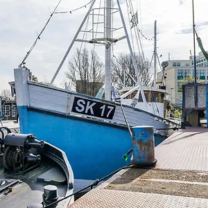 Botel Asile Flottant