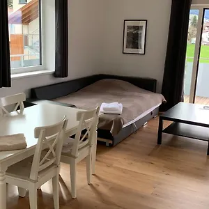 Oliver, Axams Apartment
