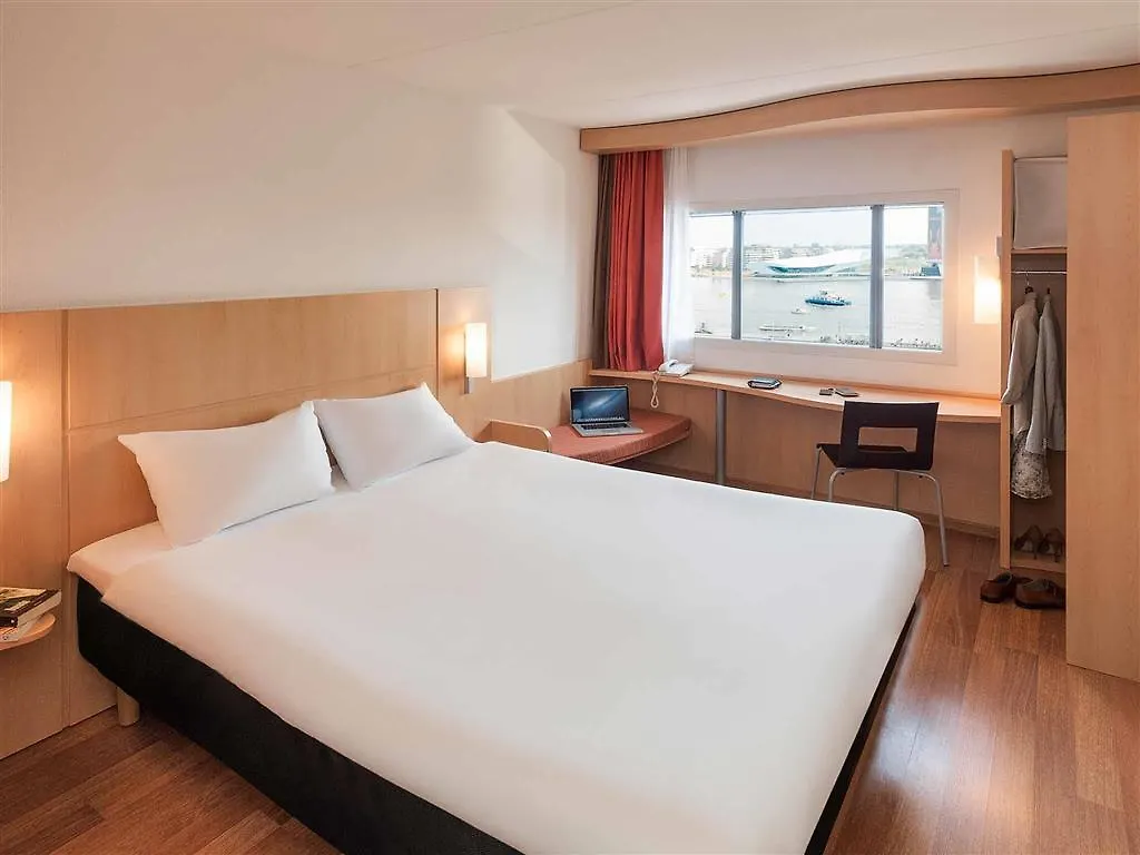 Ibis Amsterdam Centre Hotel 3*,